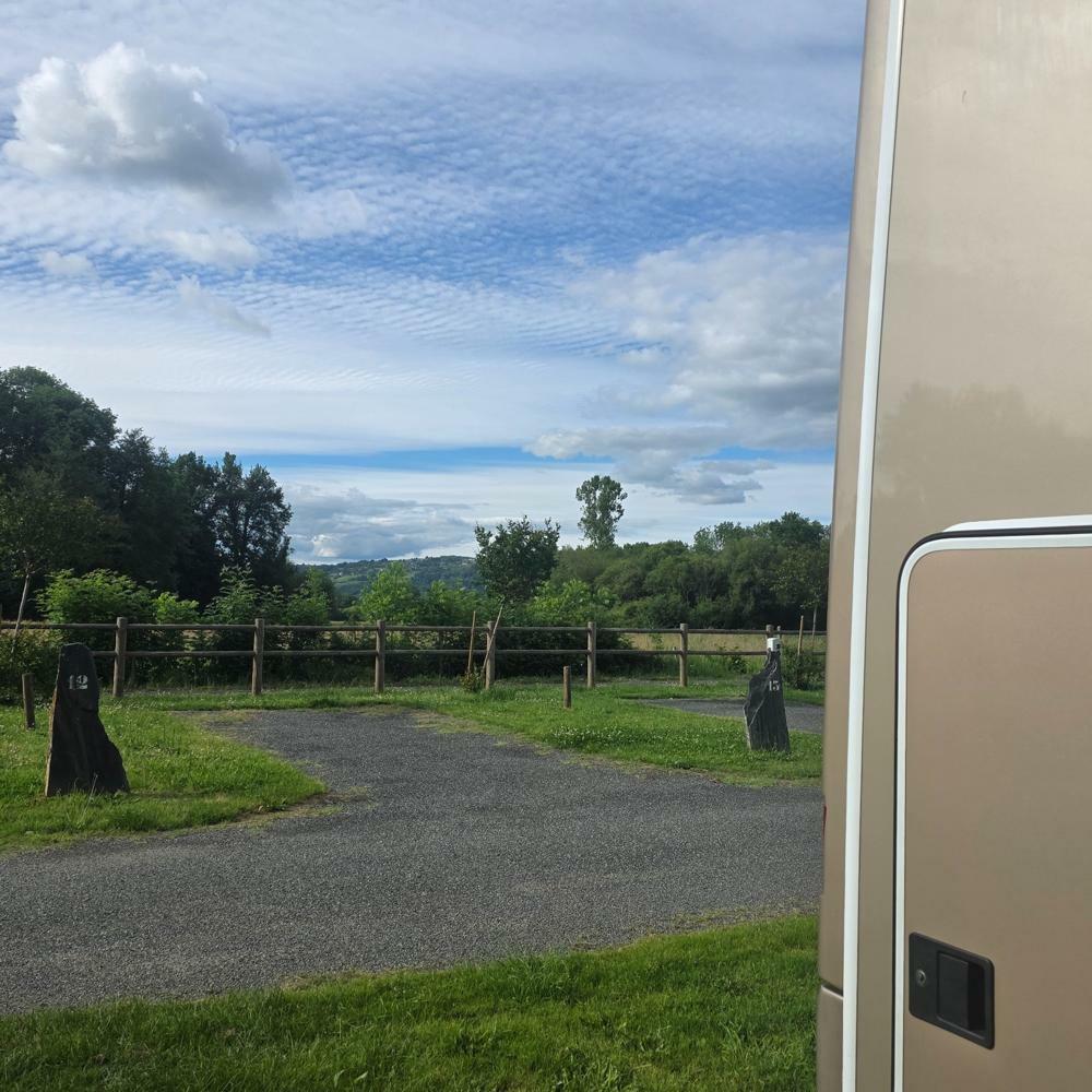  Allassac, Ställplats: Garavet rive de Vézére 